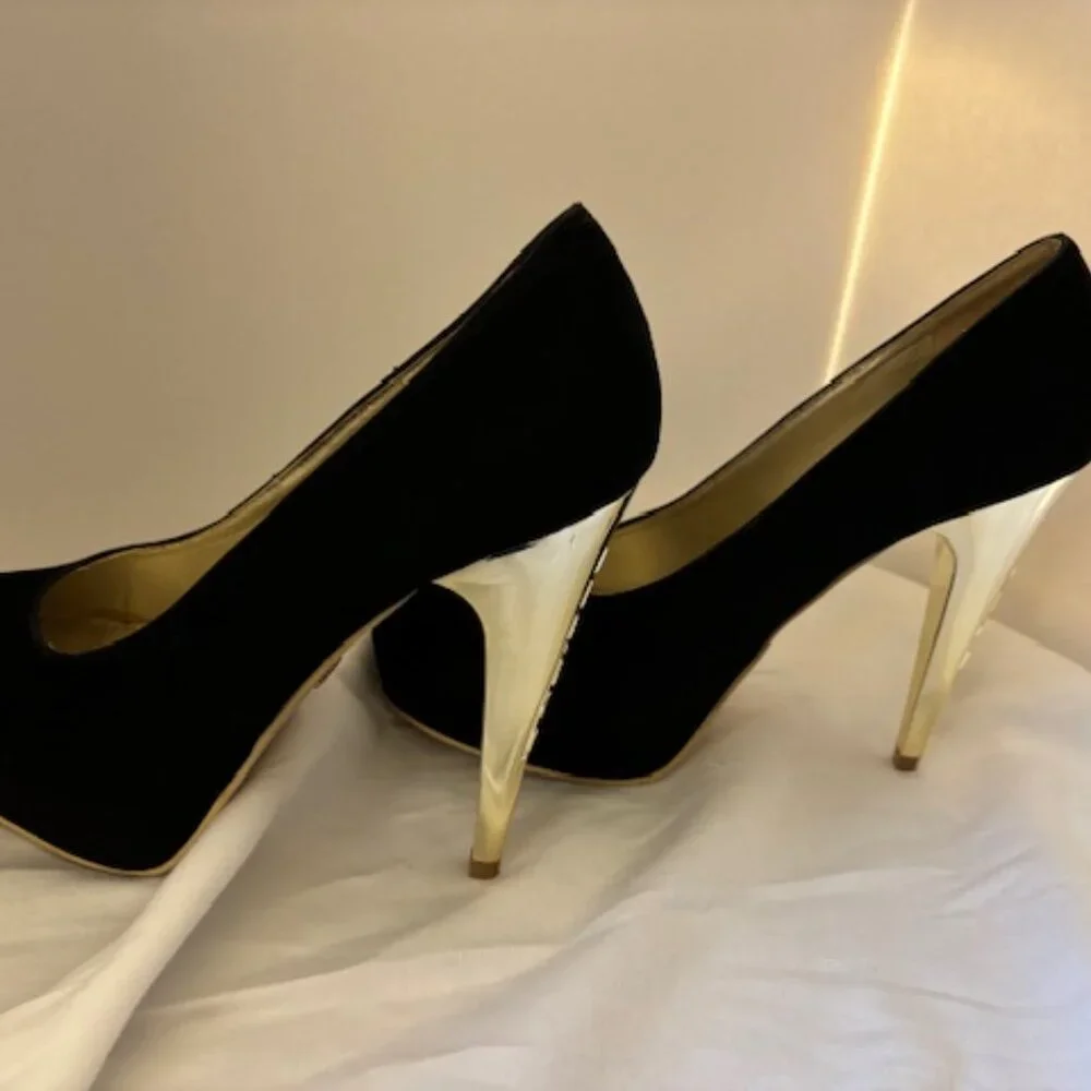 Dereon black suede